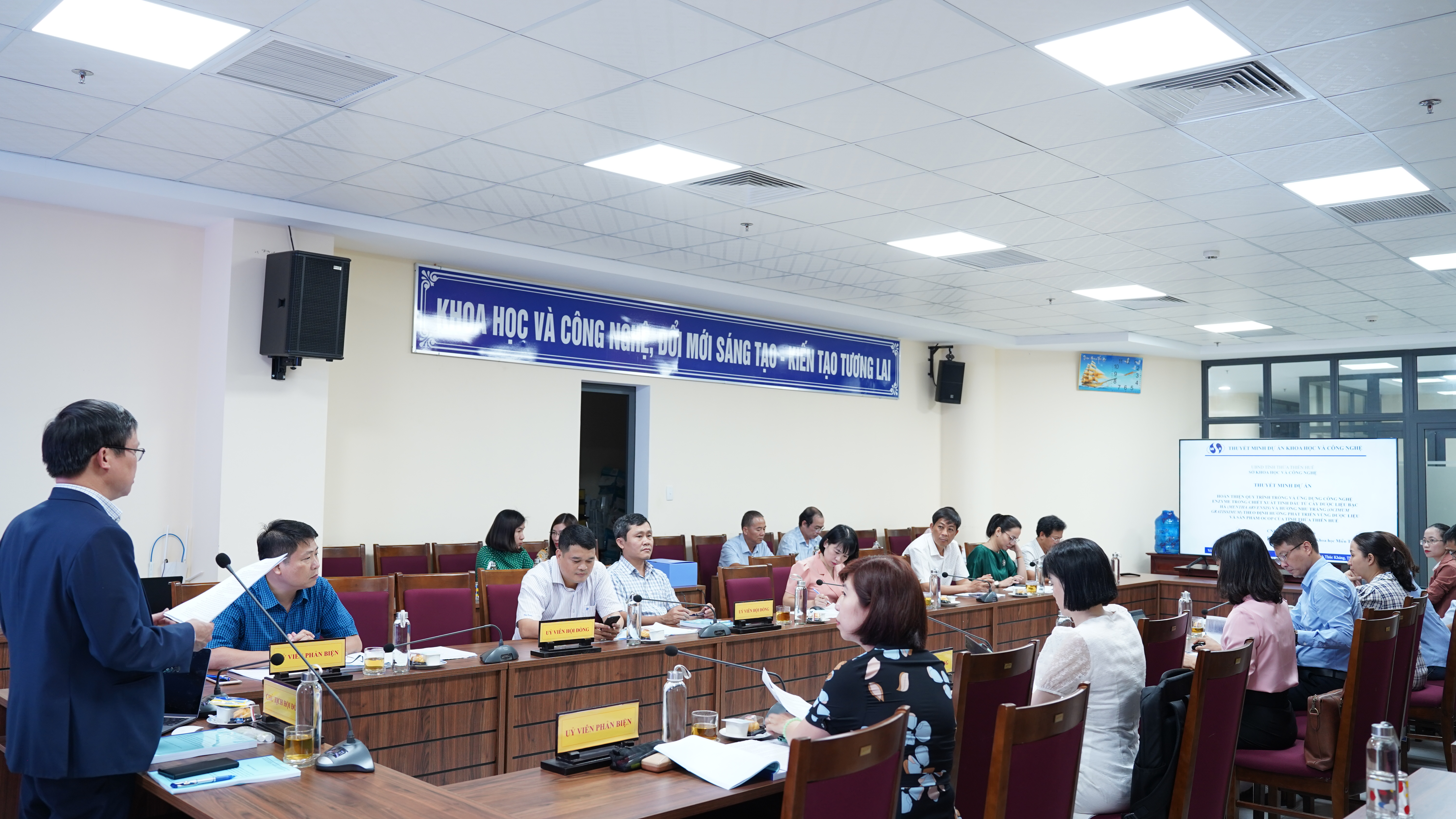 Ứng dụng công nghệ enzyme trong chiết xuất tinh dầu từ cây dược liệu Bạc hà và Hương nhu trắng gắn với phát triển vùng dược liệu và sản phẩm OCOP của tỉnh Thừa Thiên Huế