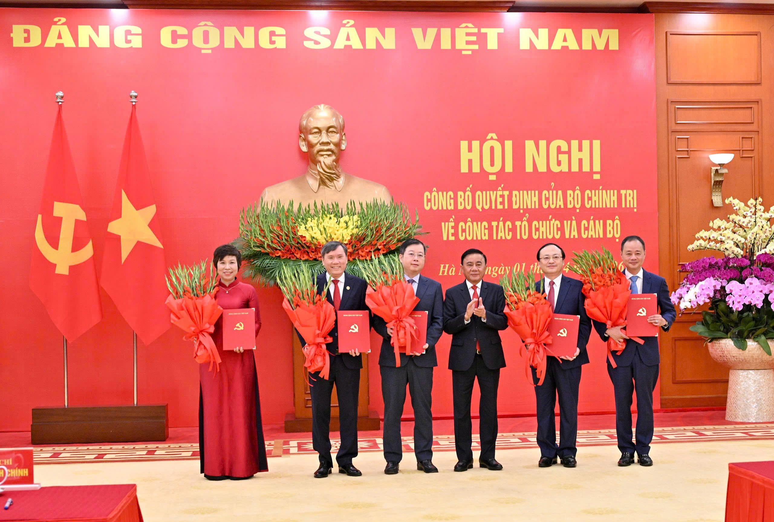 Công bố Quyết định của Bộ Chính trị về công tác tổ chức và cán bộ đối với 5 cơ quan